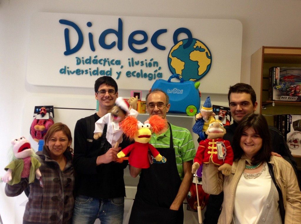 Briggete, Iker, Javier (en el centro), Javier y Patricia al final de la visita a Dideco Pamplona